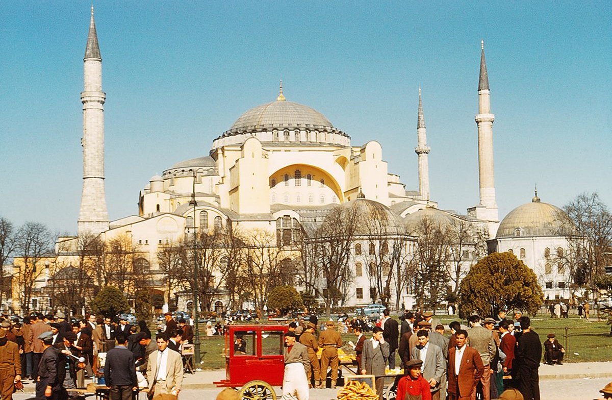 İstanbul'da dini bir bayramda Ayasofya önünde toplanan kalabalığı gösteren bu fotoğraf 1961 yılında çekilmiş.