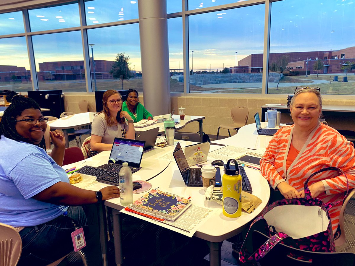 MrsOMalleyELA's tweet image. English II enjoying these #libraryviews during collaborative planning time. Planning days make the world go round! 📝💙 #PaetowRLA @PaetowHS @TrixPrice @Andyy_Jayy
