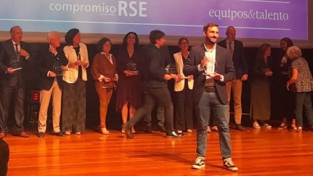 vlcsostenible's tweet photo. .@CompromisoRSE guardona l'@AjuntamentVLC per impulsar l'estalvi energètic en els centre escolar amb el programa "El meu centre en transció" hui al @museoreinasofia de Madrid
#SustainabilityDay22
🍀#GreenValència finalist for #EUGreenCapital 2024 https://t.co/mIYOFEjz9b