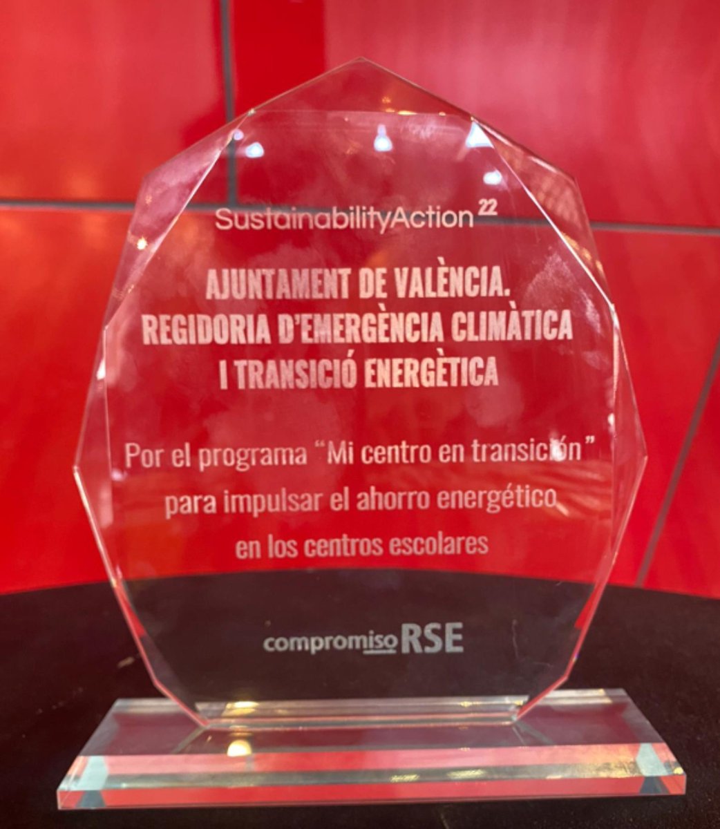 vlcsostenible's tweet photo. .@CompromisoRSE guardona l'@AjuntamentVLC per impulsar l'estalvi energètic en els centre escolar amb el programa "El meu centre en transció" hui al @museoreinasofia de Madrid
#SustainabilityDay22
🍀#GreenValència finalist for #EUGreenCapital 2024 https://t.co/mIYOFEjz9b