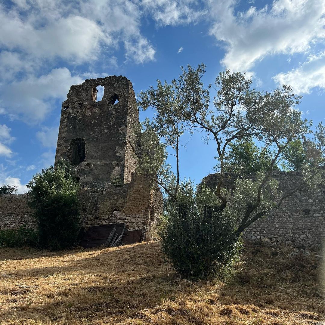 The #ruins of Marcellina Vecchia, one of the charming #ghosttowns nearby #Rome, nestled on the heights of the #Lucretili #Mountains. 📸 IG: nicole_wanderingspirit #VisitRome #VisitLazio