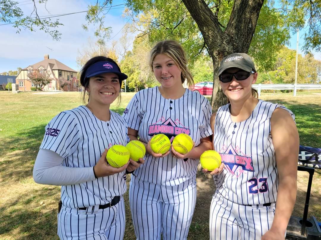 EvelynLynn2024's tweet photo. The Chix were hitting bombs this weekend 🥎🥎🥎🥎🥎🥎🥎Me, Ava and Marista each hit two and Kayla hit one! So proud of my team! @DiamondchixP @AvaLaVaye2023 @k_vallee1023 https://t.co/G7QLL1Y5Ii