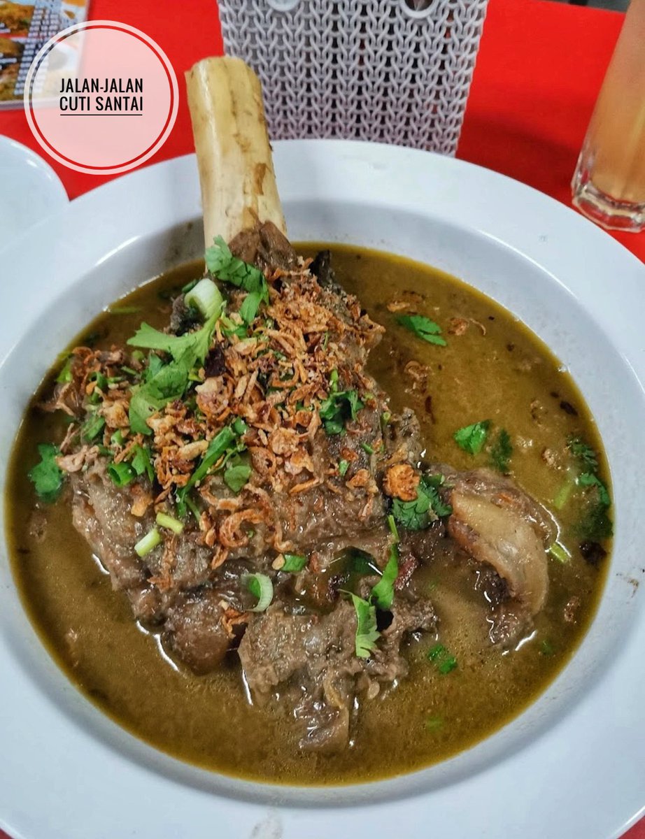 MalaysianFoods's tweet photo. 7 tempat makan sup Legend paling sedap dkt Kuala Lumpur!

Mesti ramai tak tahu kan dekat KL ni sebenarnya ada byk 'hidden gems' kedai makan sedap2 belaka.Semua Restoran ni mmg terkenal dengan sup daging, tulang, sup kambing, sup ekor!

Jom kita foodhunting tempat best! 

Thread! https://t.co/gKmbunCX33
