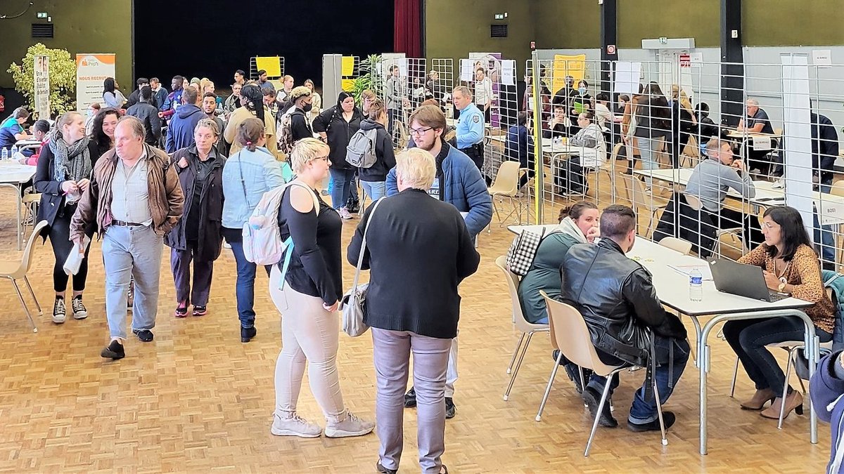 🗓️"Un job s'il vous plaît"👉les équipes de #poleemploi et la #MissionLocale vous donnent rdv jusqu'à 17h à #Mainvilliers, pour échanger avec les 1⃣7⃣ entreprises du bassin chatrain, et saisir les opportunités d'#emploi ! 
#1jeune1solution #recrutement #Chartres