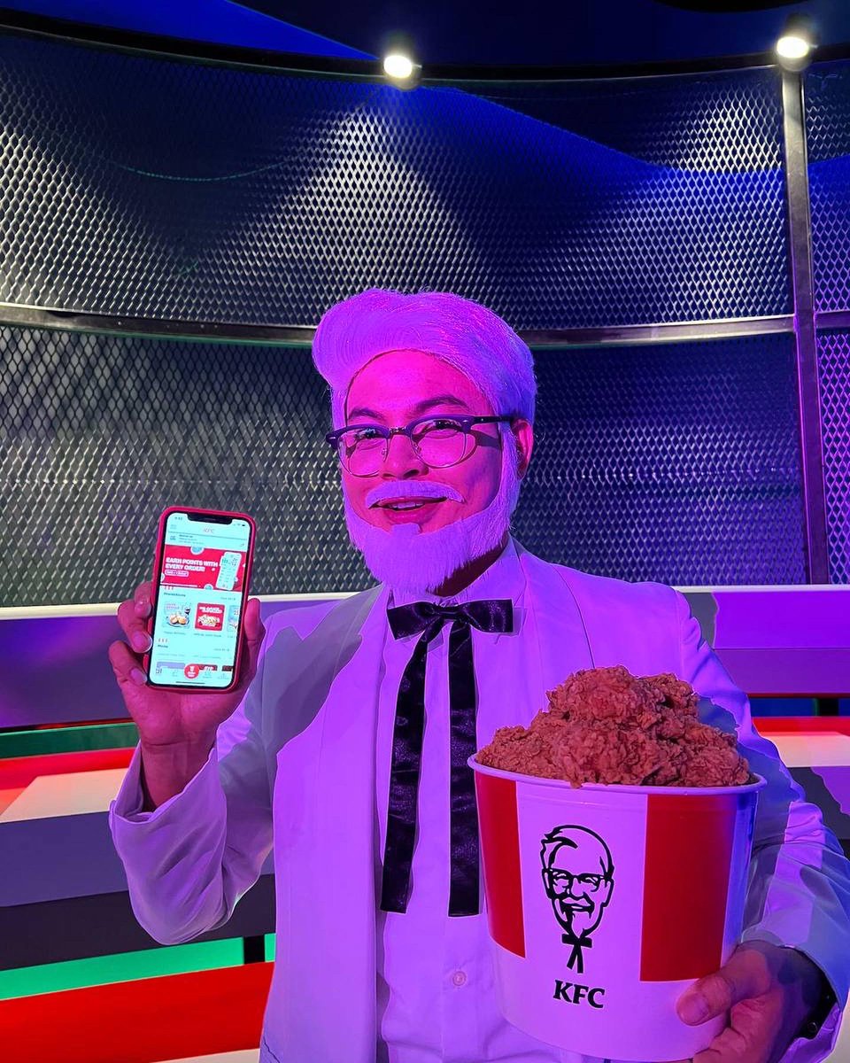 MyMeleTOP's tweet photo. Guys, nak menang voucher KFC yang berjumlah RM100 tak? 
Hanya perlu menjawab soalan berikut and tulis jawapan anda dalam ruang komen. 

Isikan tempat kosong berikut: 

‘Pesan lagi,___ lagi dengan aplikasi KFC baharu.’ 

A. Hebat
B. Jimat
C. Makan

@KFCmalaysia https://t.co/JJTsYeCINY