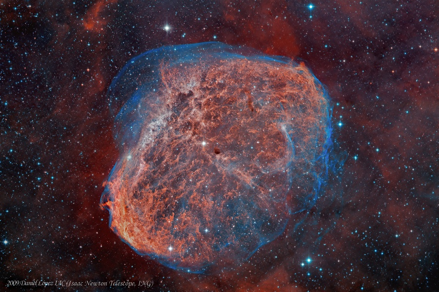 EricLagadec's tweet photo. L'image du jour vous présente une étoile massive en fin de vie, WR 136, dont les vents sont extrêmes: 1900km/s, soit près de 7 millions de km/h! Cela a pour conséquence d’entraîner tout la matière autour et de former une bulle géante, qui fait ici 25 années-lumière de diamètre! https://t.co/uGh9SzQqnQ