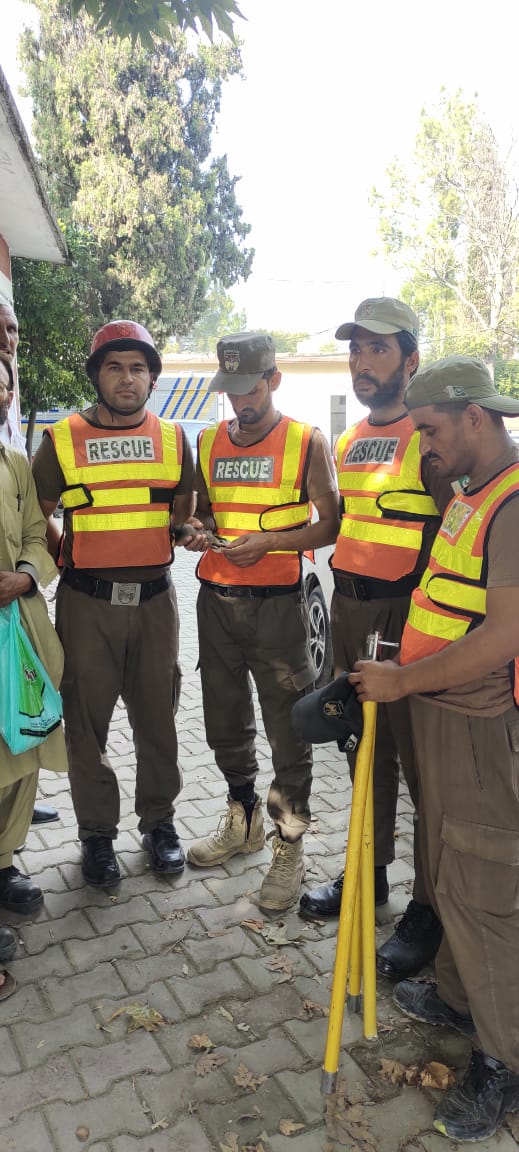 Rescue1122Buner's tweet photo. ریسکیو1122بونیر:

بونیر:تحصیل ڈگر ڈی۔سی۔آفس کے سامنے اونچے درخت میں پرندہ پھنسنے کیbکال کنٹرول روم کوموصول۔

بونیر:اطلاع موصول ہونے پر ریسکیو1122 ڈیزاسٹر ٹیم موقع پر پہنچ گئی.

بونیر:ریسکیو1122 ڈیزاسٹر ٹیم نے کاروائی کرتے ہوئے اونچےدرخت پر چڑھ کر پرندے کو اتار کر ہوا میں آزاد کیا https://t.co/mXFyon9z8Y