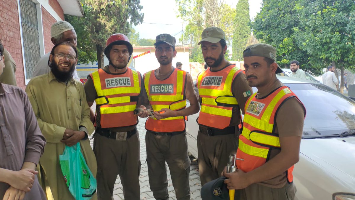Rescue1122Buner's tweet photo. ریسکیو1122بونیر:

بونیر:تحصیل ڈگر ڈی۔سی۔آفس کے سامنے اونچے درخت میں پرندہ پھنسنے کیbکال کنٹرول روم کوموصول۔

بونیر:اطلاع موصول ہونے پر ریسکیو1122 ڈیزاسٹر ٹیم موقع پر پہنچ گئی.

بونیر:ریسکیو1122 ڈیزاسٹر ٹیم نے کاروائی کرتے ہوئے اونچےدرخت پر چڑھ کر پرندے کو اتار کر ہوا میں آزاد کیا https://t.co/mXFyon9z8Y