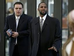 Kendric25562911's tweet photo. I want 2 point out something that I noticed about this reporter Jason Meisner: Since da beginning of Kellz arrest, damn near every posting/ pic of Kellz as been in prison attire (99%) of da time..but when posting w/ the white guy- all of sudden you can find a decent pic of Kellz https://t.co/S0R2AL4zFG