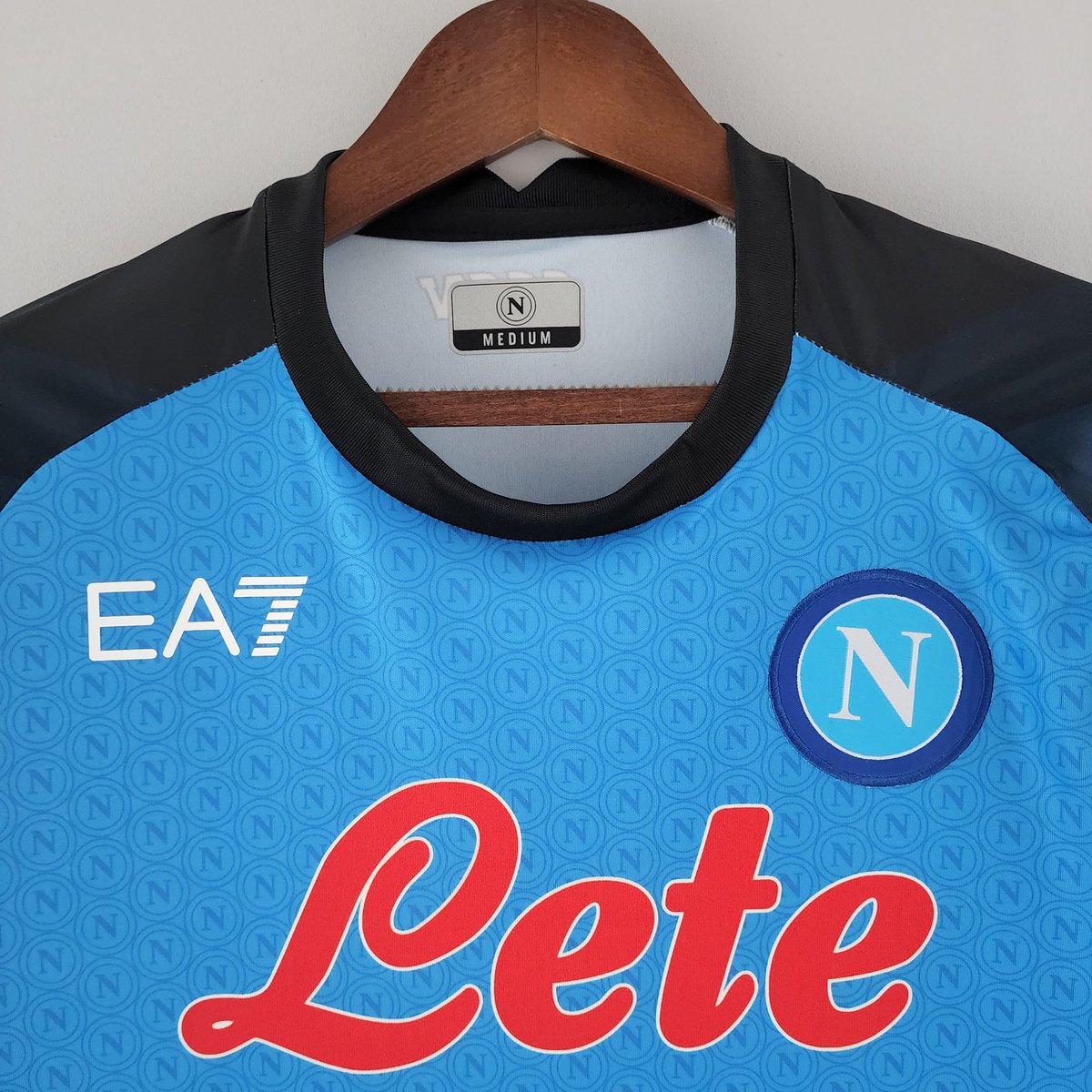 VIPDiamondSpor1's tweet photo. E que tal uma camisa de uma das equipes que tá renascendo e surpreendendo muito nessa temporada?

Se você torce ou tem simpatia pelo Napoli, não perde tempo e VEM SER VIP 🤟🏽 https://t.co/5AVWXLlwVw