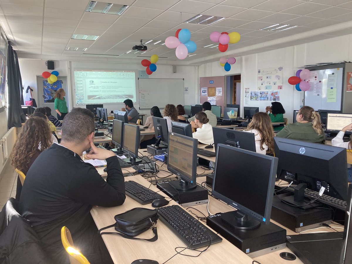 Valprof1's tweet photo. Les étudiants de BTS SAM de 1ère année se renseignent sur la mobilité internationale pour leur stage et dans le cadre d'une prochaine césure. Un grand merci à Mme Issartel du CRIJ pour son intervention. #stage #mobilite #BTSSAM #CRIJ #experienceinternationale #infojeunes #LV https://t.co/Ases0pidUS