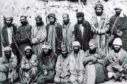 SalehSepas's tweet photo. سال 1996 با دوستانم از عزنی طرف کابل میرفتم. در چشمه سالار، طالبان موتر ما را متوقف کرد و بعد از بررسی یکی از آنها گفت: هزاره گان دی ټول کافران دي. ښکته شه، زه به تاسو حلال کړم. دستان ما را بست و گفت زانو بزنیم. اما فرمانده طالب ما را بخاطر عید قربان عفو کرد
#StopHazaraGenocide https://t.co/A6GKmnT0Oi
