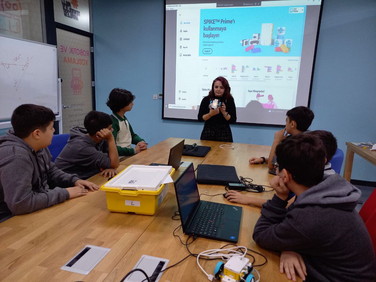 Bağcılar Akyiğit Ortaokulu öğrencileri Bilim Zeytinburnu'nda kodlama etkinliklerini gerçekleştirdi. 
#CodeWeek 

<a href="/zeytinburnubld/">Zeytinburnu Belediyesi</a> 
<a href="/t3bilimtr/">Bilim Türkiye</a> 
<a href="/AkyigitOrtaokul/">Akyiğit Ortaokulu</a>