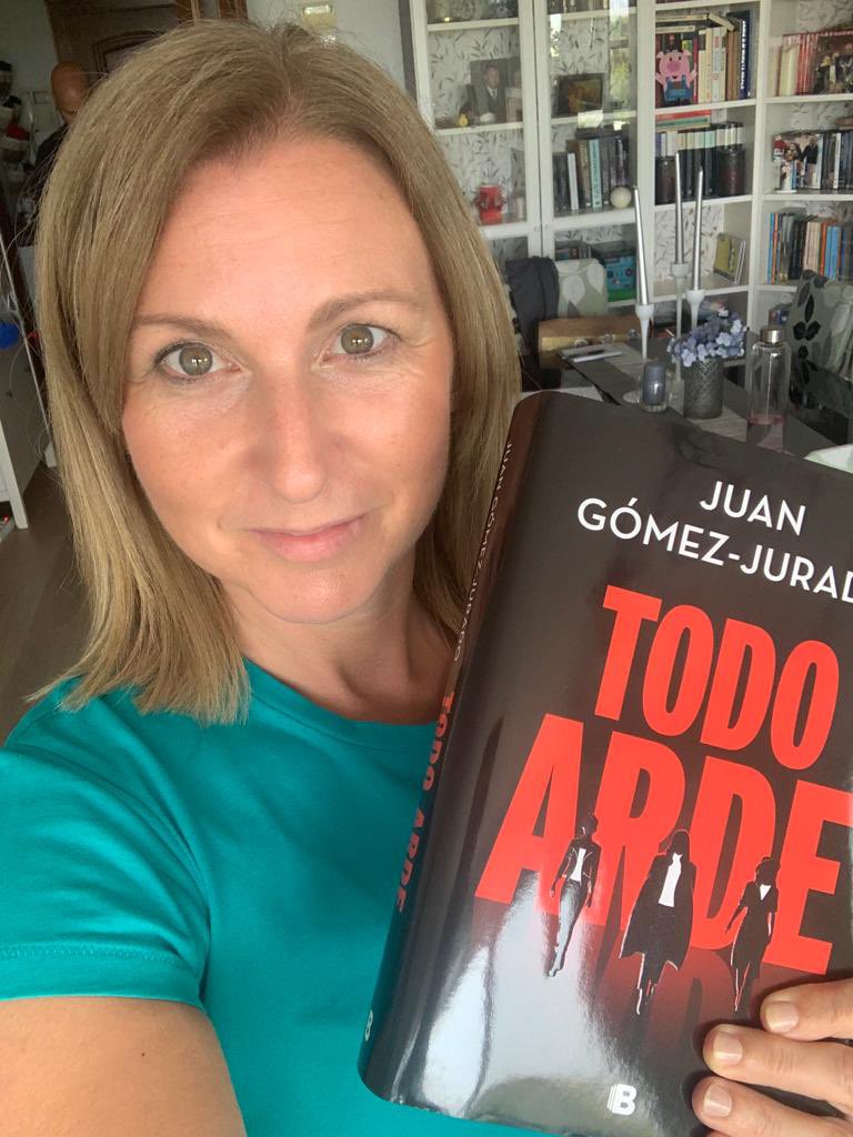 rdeabajo's tweet photo. @JuanGomezJurado Regalazo para mi mujer @adcasares Gracias @JuanGomezJurado por lo que seguro que será una historia increíble. https://t.co/Yc27PAk8Mx