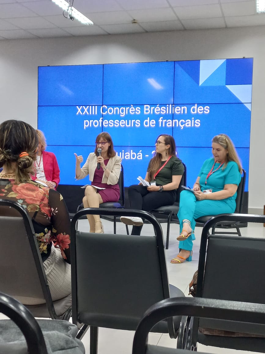 "Les professeurs de français sont des passeurs de langue et de culture. Ils marquent des vies et créent des avenirs." Cynthia Eid, présidente de la <a href="/FipfOrg/">FIPF.org</a> au XXIIIe Congrès Brésilien des professeurs de français à Cuiabá (panel organisé par <a href="/CFAmeriques/">CFAmériques</a>)