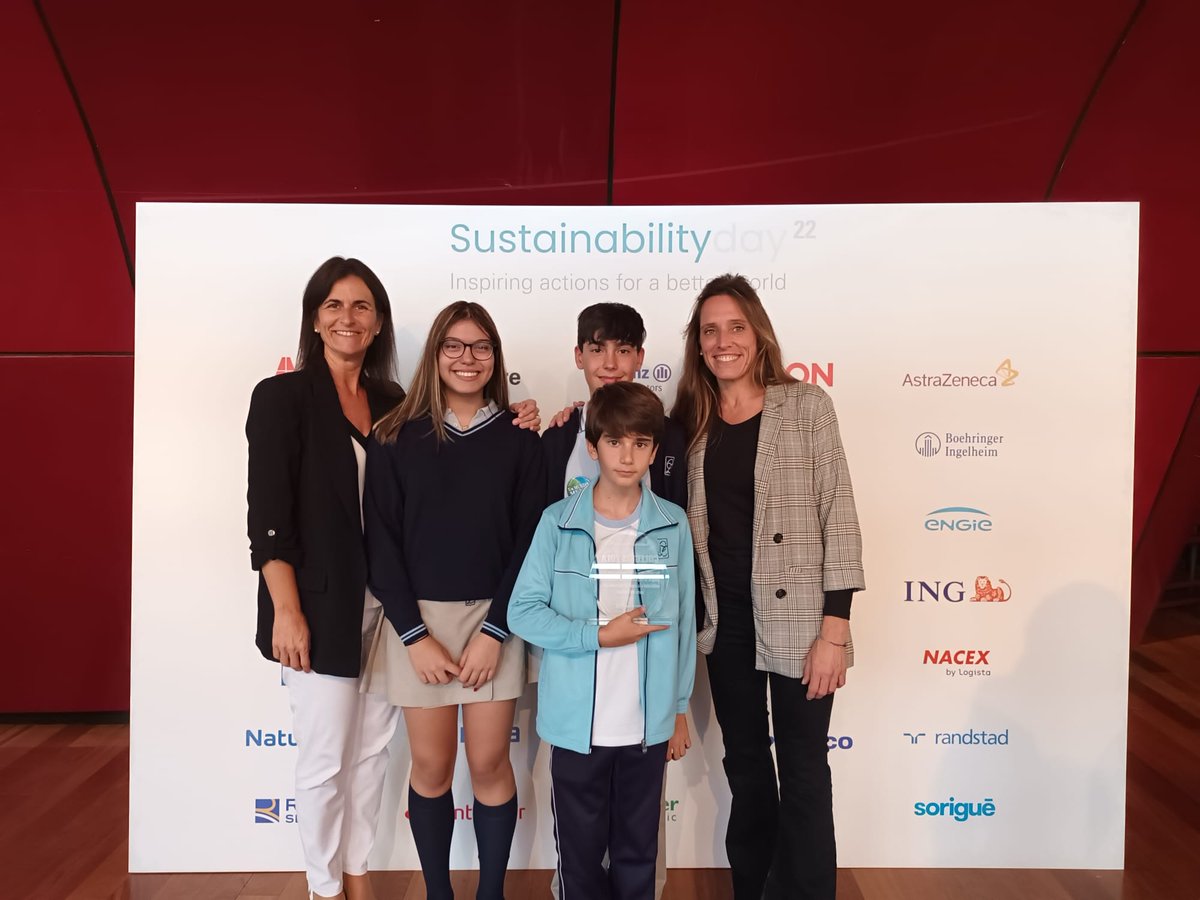 ColegiosZola's tweet photo. 👏Muchísimas gracias a #SustainabilityDay22 @CompromisoRSE por premiar el trabajo que hacemos en el #ColegioZolaLasRozas a través de #ZolaResponsable para impulsar acciones que promueven la sostenibilidad, la solidaridad y la ayuda al desarrollo entre nuestra comunidad educativa. https://t.co/7LJcDxGX9N