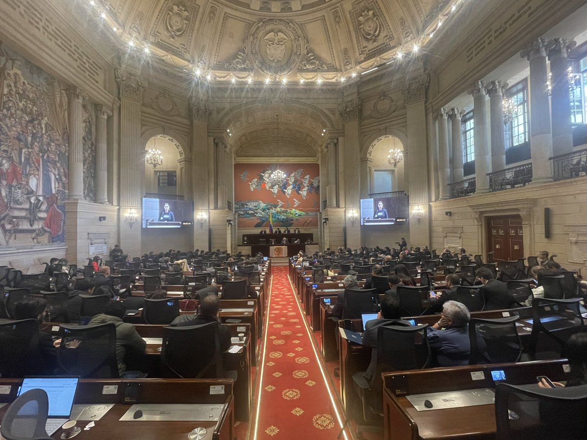 BruceMacMaster's tweet photo. Salón Elíptico lleno de emprendedores para hablar sobre efecto de la Reforma Tributaria en el emprendimiento 
Es un pesar que haya tan pocos congresistas, ojalá oigan las grabaciones que les enviaremos de todas las intervenciones
Mi reconocimiento para los congresistas presentes https://t.co/oz9lRGNYZz