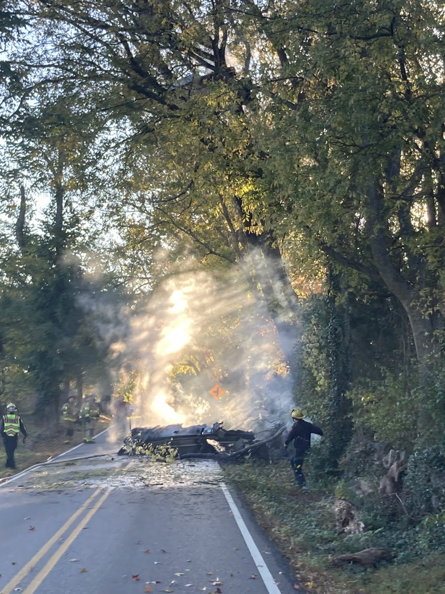 #HappeningNow Old Smyrna Rd will be closed between Jones Pkwy and Edmondson Pike for an undetermined amount of time. A plane has crashed in the road and one person is dead.   <a href="/NTSB_Newsroom/">NTSB Newsroom</a> <a href="/FAANews/">The FAA ✈️</a> are on the way to investigate.