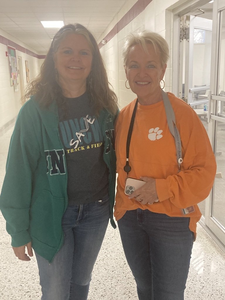 bcearlycollege's tweet photo. Teachers show their true colors on COLLEGE DAY at Early and Middle College!
.
#bcs #changingposibilities #WeAreBCS #BCSadvantage #avltoday #the828 #828isgreat #PublicSchoolProud #wnc #NorthCarolina https://t.co/i553CxhhX2