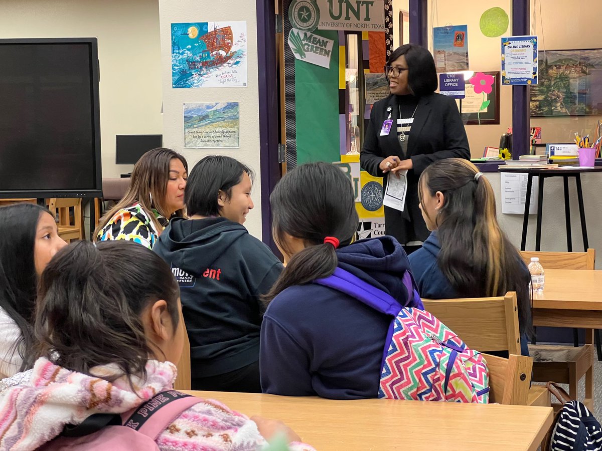 EvermanISD's tweet photo. Dr. Donaldson meeting with Baxter students!!! #evermanstrong #movingbeyondlimits https://t.co/Gn4pOgpjAf