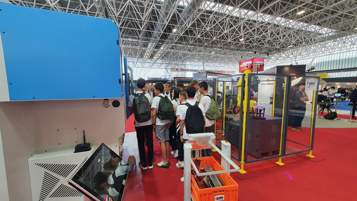Pad_Occ's tweet photo. 🎒 Les visites de scolaires s'enchaînent sur l'espace démonstration de Pad'Occ pour leur faire découvrir l'#industriedufutur, les processus industriels et les métiers de demain.

@SalonSiane #industrie40 #transformationindustrielle #salon #industrie #padocc https://t.co/s7VaM2lPT9