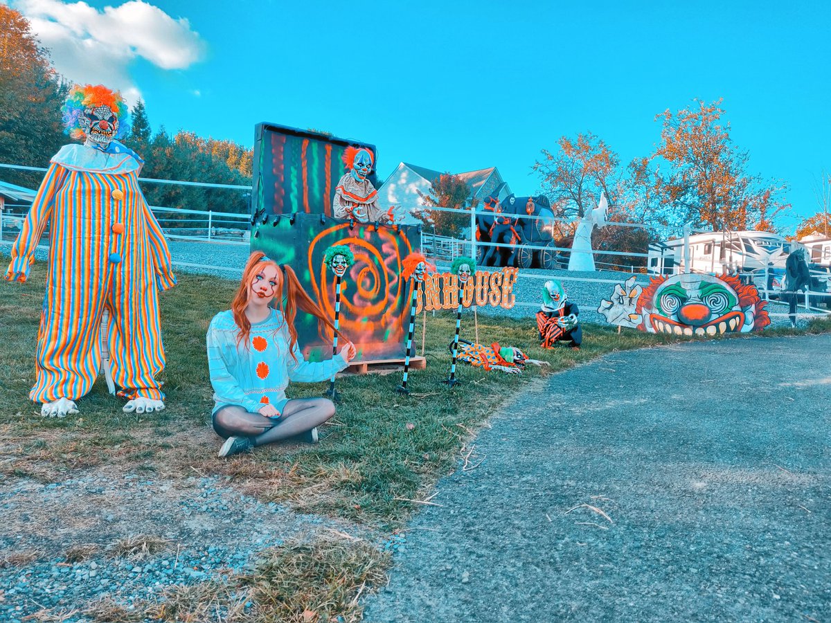 daliahatesyou's tweet photo. 🎪🎈🤡 We All Float 🤡🎈🎪 https://t.co/NUpruyDmYX