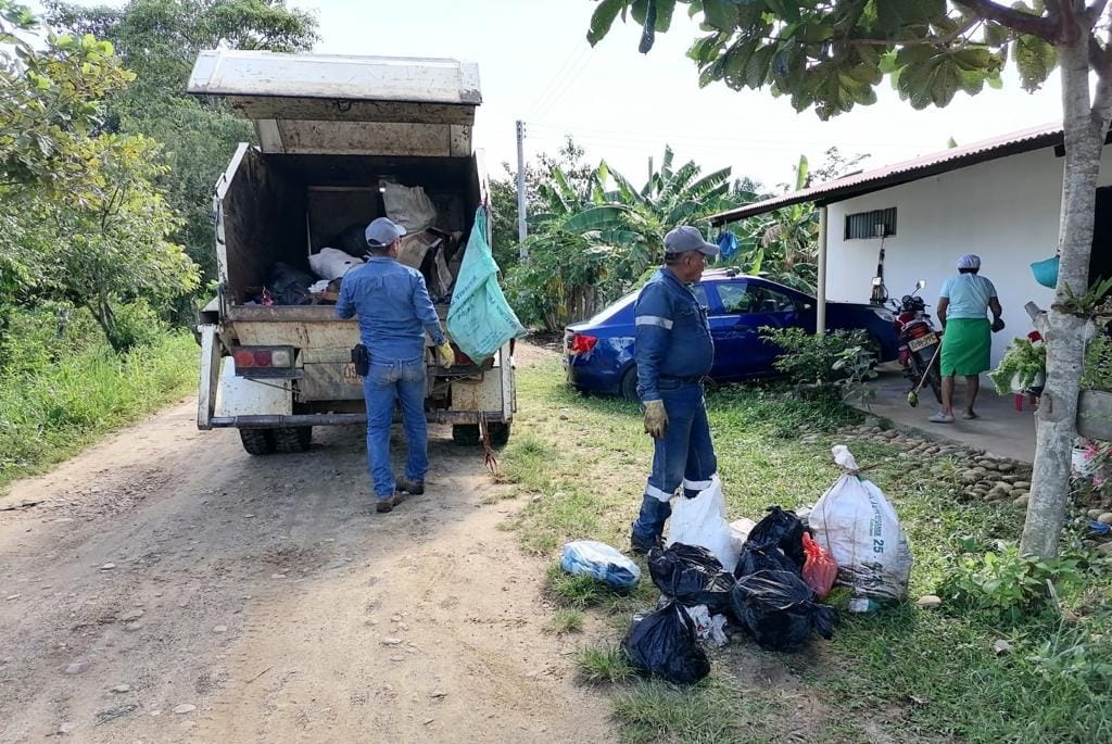 PZASAESP's tweet photo. #NuestraLabor 🌳📢 en las últimas horas Paz de Ariporo S.A. E.S.P. a través del Grupo de Aseo realizó una jornada de recolección de residuos en el sector de los Patios, Peral Alta y Baja. ¡Nuestro compromiso es con la comunidad de Paz de Ariporo! ♻️ #PazdeAriporoSAESP https://t.co/6drAhjrBS7