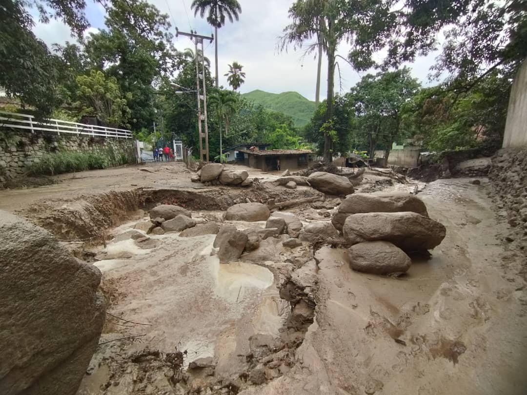 juangomezap's tweet photo. #18Oct Somo solidarios con todas las familias en #Aragua afectadas por las #lluvias y crecida del rio #ElCastaño. 

Todos los que están atravesando por esta tragedia producto de inundaciones y desbordamiento de quebradas, requieren de nuestro apoyo.

¡Fuerza Hermanos! 🙏🇻🇪 https://t.co/MgB2K2l7Hf