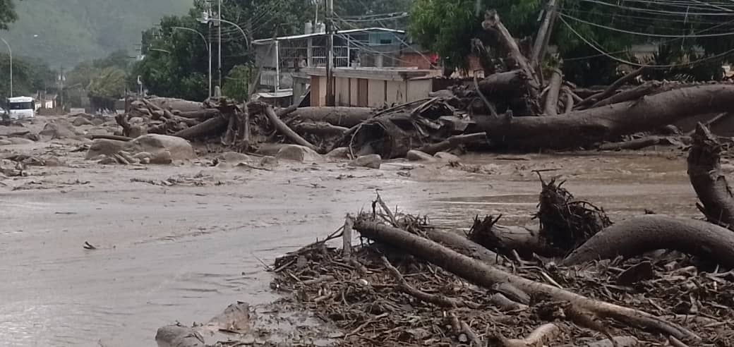 juangomezap's tweet photo. #18Oct Somo solidarios con todas las familias en #Aragua afectadas por las #lluvias y crecida del rio #ElCastaño. 

Todos los que están atravesando por esta tragedia producto de inundaciones y desbordamiento de quebradas, requieren de nuestro apoyo.

¡Fuerza Hermanos! 🙏🇻🇪 https://t.co/MgB2K2l7Hf