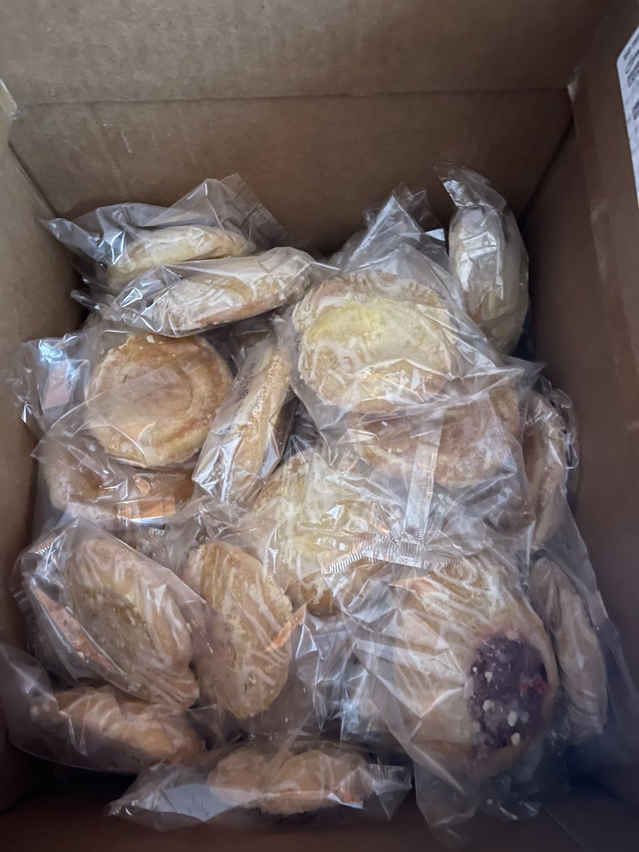 HillaryCWright's tweet photo. 🥶Braved the cold this morning to hand out breakfast treats to our bus drivers and monitors for School Bus Safety/Bus Driver Appreciation Week! Transportation staff are an essential part of a school district. Thank you for all you do! 🚍🚌🚍 #SchoolPR #ADayinSchoolPR https://t.co/9Gf16QsxeL