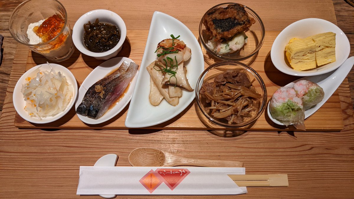 hq9SzYQ6HCd2gtw's tweet photo. 美味しいディナーをいただきました😋😋😋
もはや前菜とは言えないほどの充実���+コレでもかという細さの🥕ツマ+海無し県なのに新鮮な刺身+メインはどれだ状態の食事🍚+でも白飯はお供えかと思う一口盛サイズ(おかわりしちゃうよね🤣🤣🤣)+デザートまで完璧🍮
#restaurantbio https://t.co/lI8R6mwTYJ