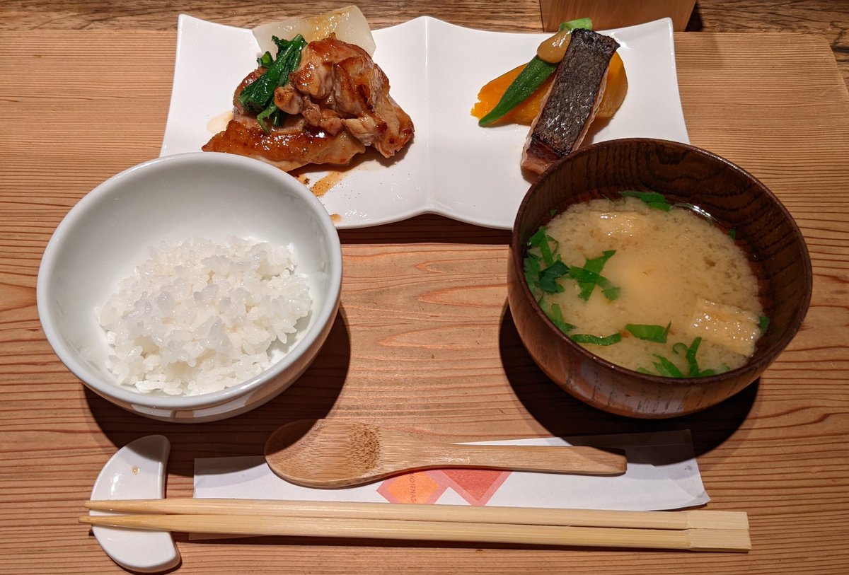 hq9SzYQ6HCd2gtw's tweet photo. 美味しいディナーをいただきました😋😋😋
もはや前菜とは言えないほどの充実���+コレでもかという細さの🥕ツマ+海無し県なのに新鮮な刺身+メインはどれだ状態の食事🍚+でも白飯はお供えかと思う一口盛サイズ(おかわりしちゃうよね🤣🤣🤣)+デザートまで完璧🍮
#restaurantbio https://t.co/lI8R6mwTYJ