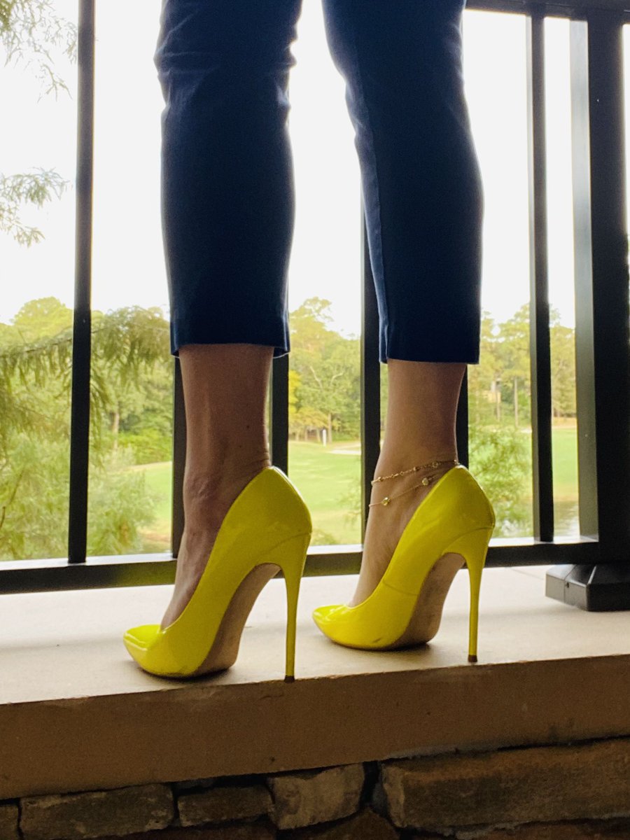 luv_heels's tweet photo. #luvshoes #highheels #shoesdaytuesday #officeheels #businesstrip #heelsinpublic #heels #legs #yellowheels #neon #travelingheels https://t.co/N83VLPxtyc