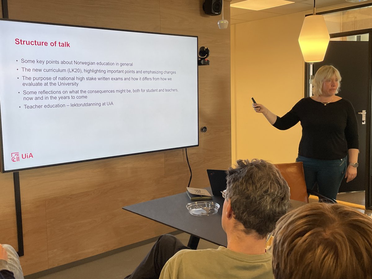 UiSIMF's tweet image. Educating the next generation of teachers 👩‍🏫👨‍🏫 in maths &amp;amp; physics is central. Today Linda Opheim @uiagder introduced the new school curriculum in Norway #LK20 &quot;Læreplaner – Kunnskapsløftet 2020&quot; &amp;amp; didactic changes. Insightful presentation to support teachers. @Kunnskapsdep @Udir