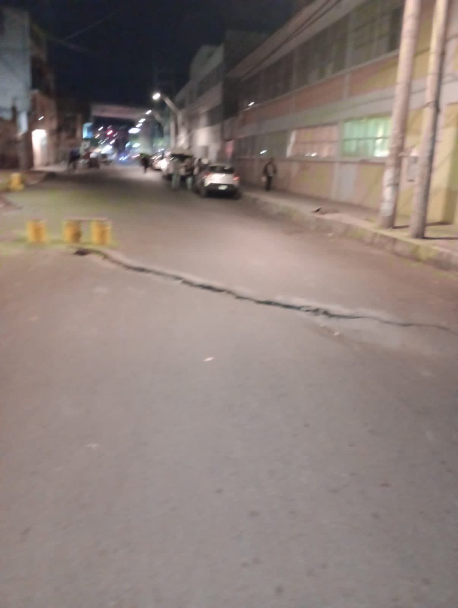 TaliaRincon_Mtz's tweet photo. Revisar la formación del socavón en la calle Ricardo Flores Magon poniendo el riesgo a la Escuela Primaria Pan de Guadalupe y vecinos @PCTLAHUAC @miriamapartado @TlahuacRenace @ObrasTlahuac @GobCDMX @SGIRPC_CDMX https://t.co/CdnSoMoaFa