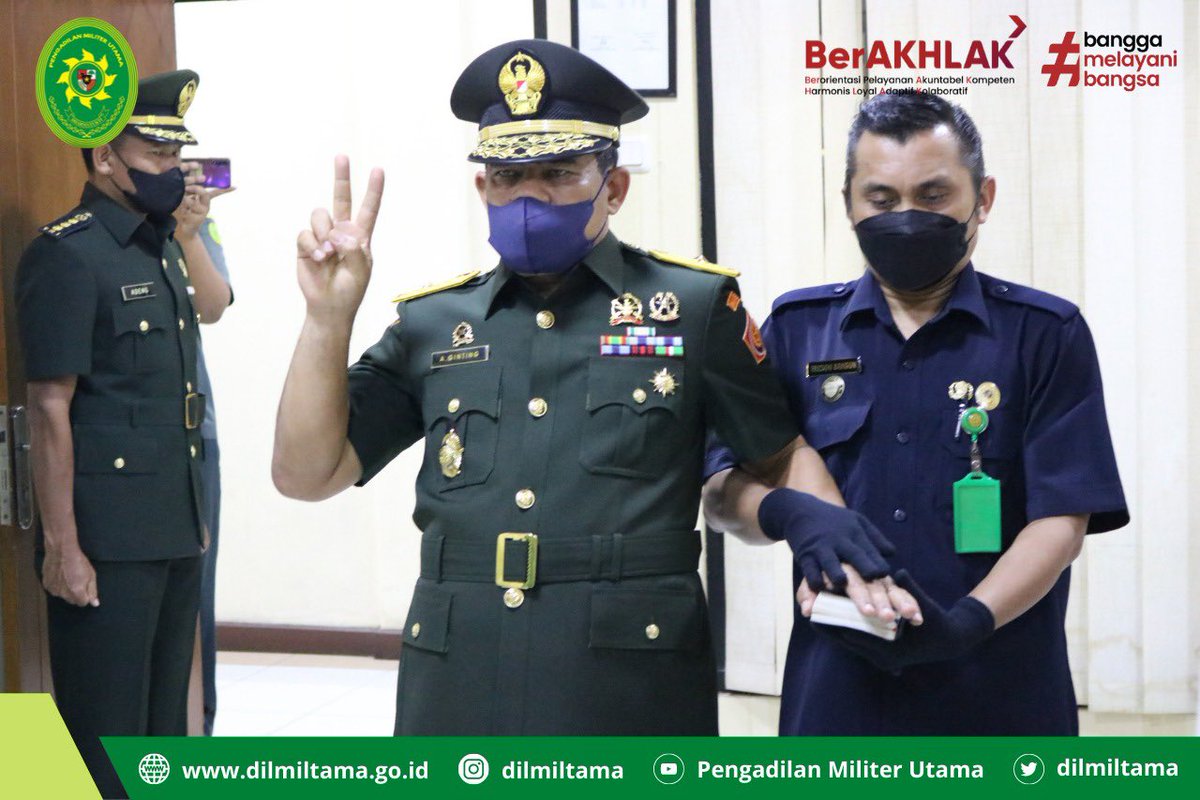 dilmiltama's tweet photo. Jakarta,(18/10)
Bertempat di ruang Rapat Dilmiltama, telah dilaksanakan Pengambilan Sumpah dan Pelantikan Jabatan Brigjen TNI Apel Ginting, S.H., M.H. sebagai Wakil Kepala Pengadilan Militer Utama oleh Kepala Pengadilan Militer Utama Marsma TNI Haryo Kusworo, S.H., M.Hum. https://t.co/AF6QPJyh6K