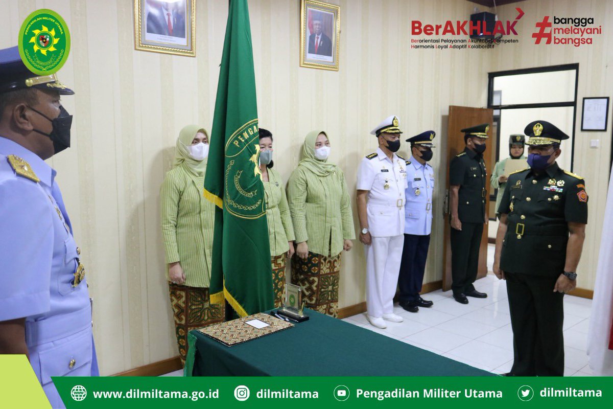 dilmiltama's tweet photo. Jakarta,(18/10)
Bertempat di ruang Rapat Dilmiltama, telah dilaksanakan Pengambilan Sumpah dan Pelantikan Jabatan Brigjen TNI Apel Ginting, S.H., M.H. sebagai Wakil Kepala Pengadilan Militer Utama oleh Kepala Pengadilan Militer Utama Marsma TNI Haryo Kusworo, S.H., M.Hum. https://t.co/AF6QPJyh6K