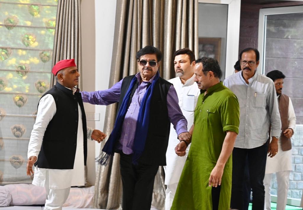 samajwadiparty's tweet photo. श्रद्धेय नेताजी को अपनी श्रद्धांजलि अर्पित करने देशभर से सैफ़ई पहुंच रहे लोग। 

नेताजी अमर रहें। https://t.co/jPN7NukYIY