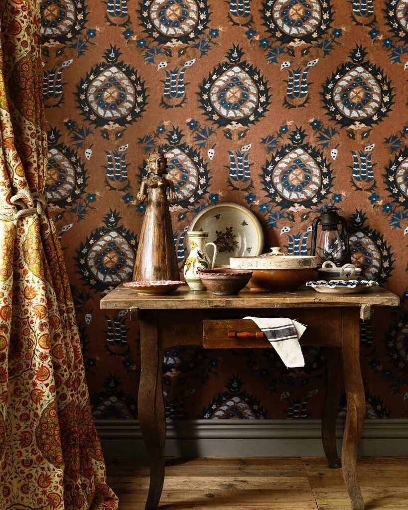 ThePatternColl's tweet photo. Earth tones and signature nuances of Transylvania-blue flourish together in a warm, comforting design that brings back memories of precious beginnings 🌿🤎
.
#thepatterncollective #patternisbetter #wallpapermadetheroom #interiordesign #designerwallpaper #designerfabric #interi… https://t.co/IZLi5DSDFV