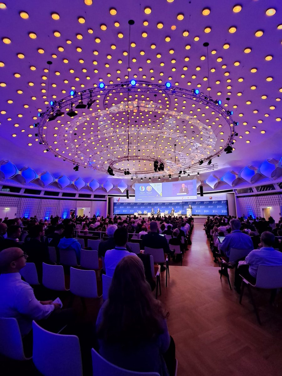 Heute fand die große Eröffnungszeremonie des Europäischen Geothermiekongress statt. Mit über 1200 BesucherInnen ist der diesjährige Geothermiekongress das größte Europäische Geothermie Event aller Zeiten.
#geothermie #gaskrise #wärmewende #Lithium