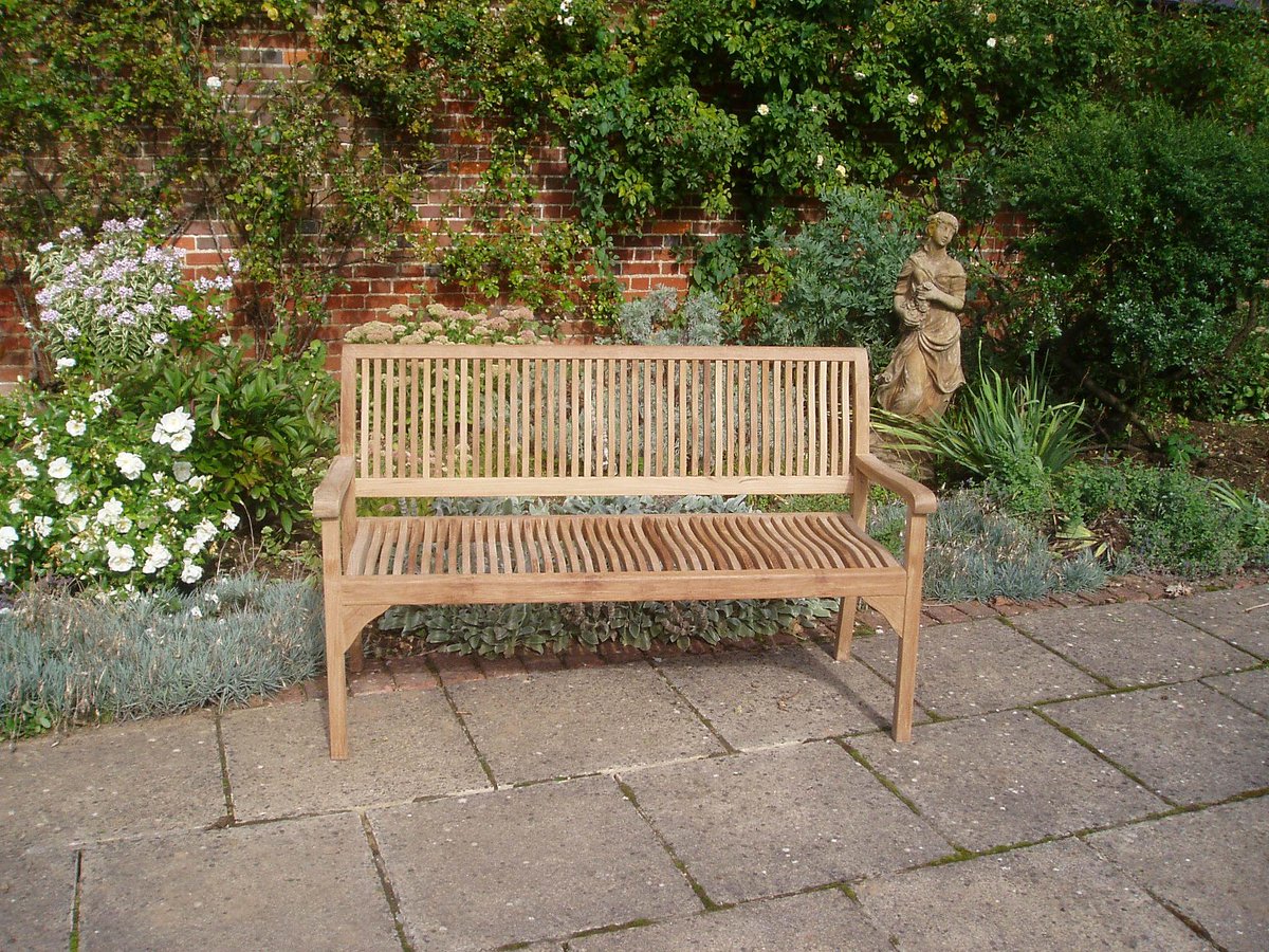 We love seeing our products in your homes! 

With slender, well-crafted horizontal and vertical teak slats, this bench looks superb in our customers 'chic' garden.

Make sure to send in your pictures of our products to feature on our website!

chic-teak.co.uk/products/guild…

#garden