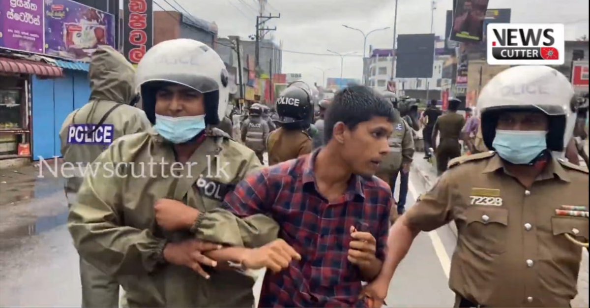UvinduBro's tweet photo. As I tweeted before, several students were #arrested during the @IUSFSL #protest today (18)
Here's the close shots of the arresting moments.
#LKA #SLNews #SriLanka #SriLankaEconomicCrisis #SriLankaProtests #SriLankaCrisis #EconomicCrisisLK #HumanRights #RightstoProtest https://t.co/7tQFh2S2Eq