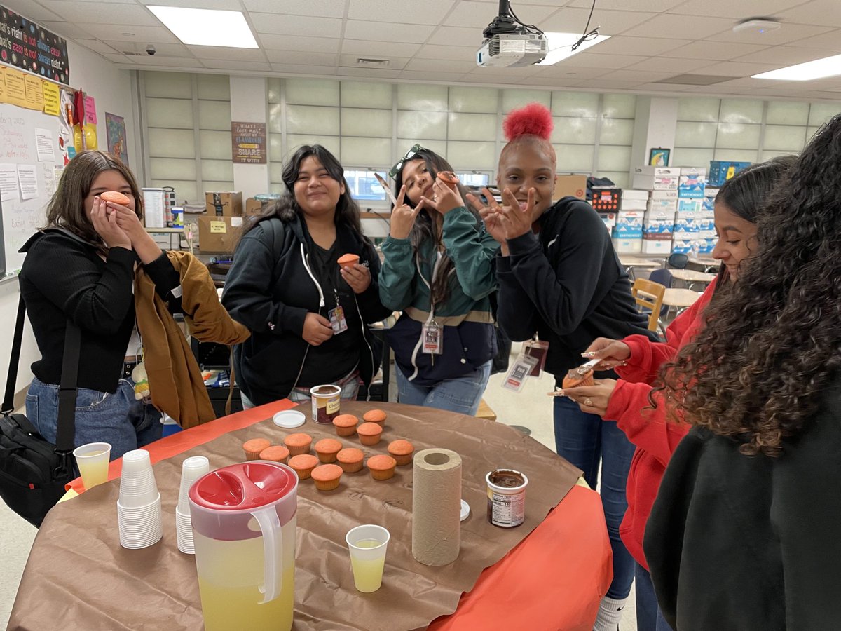 amccagg1's tweet photo. Happy Fall Cooking Lab with Dr. McCagg! ⁦@CteShhs⁩ ⁦@SHHSTrojans⁩ ⁦@PISDCareerTech⁩ ⁦@MrsKvAlba⁩ https://t.co/ZpLujNvdp1