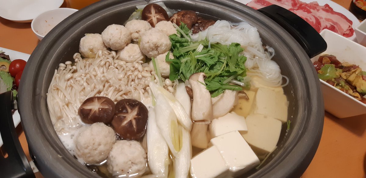 1212reia810's tweet photo. 今夜の #夕飯🍴寒いから具だくさん #お鍋🍲(牛しゃぶ+鶏団子+〆うどん)&amp;生かつおとアボカドのガーリック中華和え&amp;真鯛とサーモンのカルパッチョ&amp;残り物達～😊雨の中部活をしていて風邪っぽい三男😰ゆっくり寝て良くなって兄達に続け✨皆勤賞🏅今日も幸せ🍀
#おうちごはん
#おうちご飯
#お腹ペコリン部 https://t.co/1G6LuxdKaw