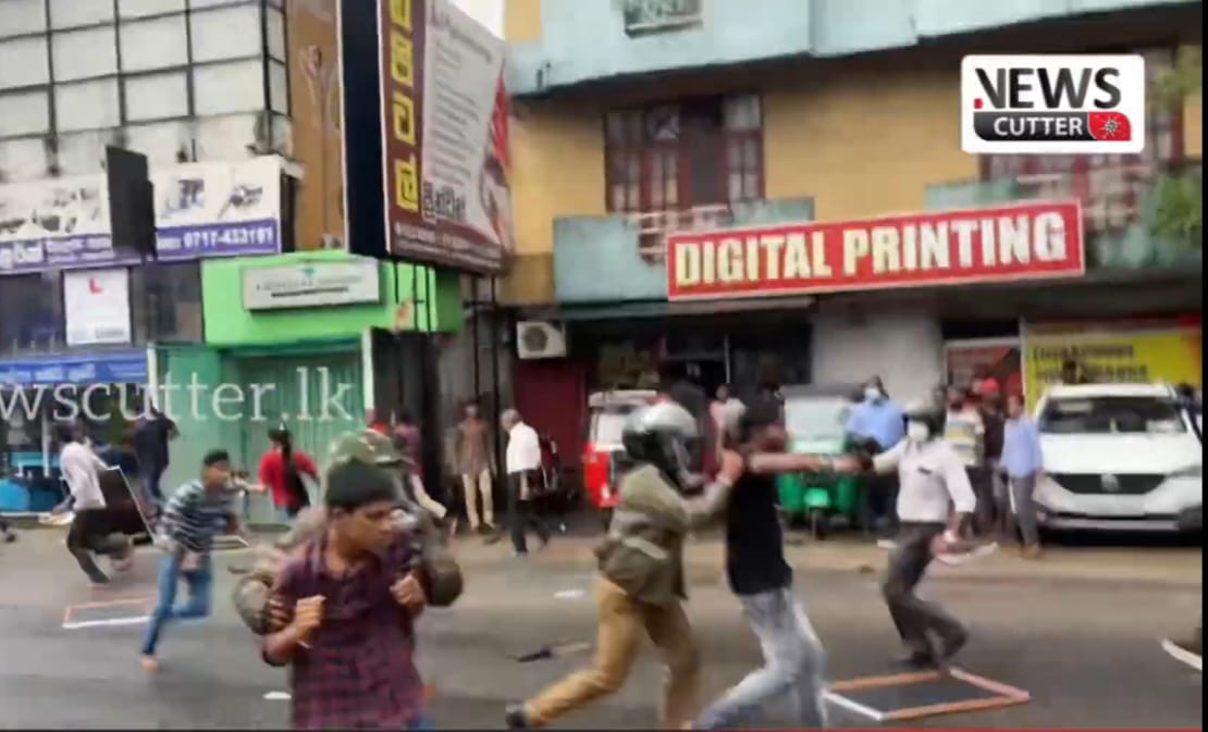UvinduBro's tweet photo. @IUSFSL The #police have not confirmed the location of the 7 #arrested students from today's protest. So far, lawyers have checked the police stations in Kadawatha, Kiribathgoda, Peliyagoda, and Wattala, but they have not been taken there.
#SLNews #SriLanka #HumanRights #RightstoProtest https://t.co/SmZdiONkKy