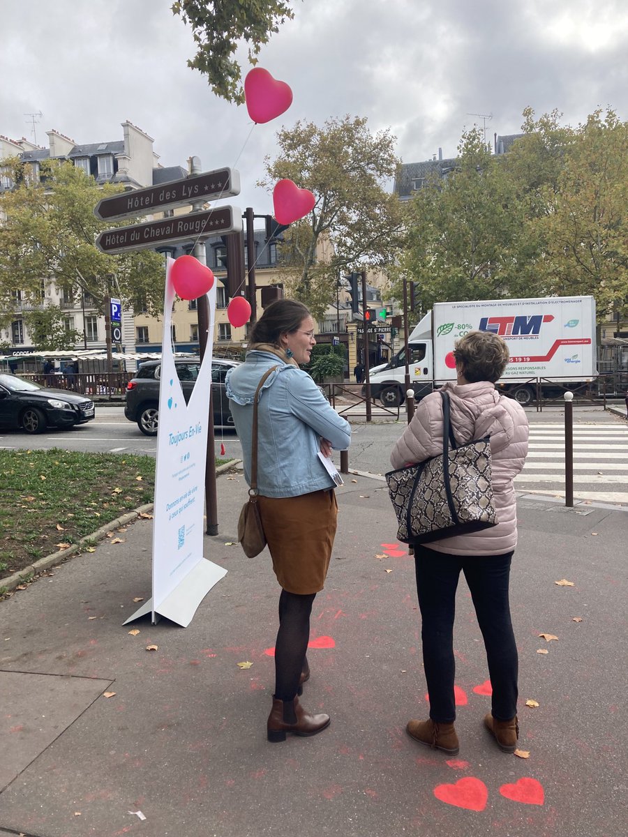 Christigen's tweet photo. Super moment de partage aujourd’hui à Versailles. La souffrance nous isole, l’entraide nous rassemble. #toujoursenvie #journeemondialecontreladouleur https://t.co/SO12hMAtu9