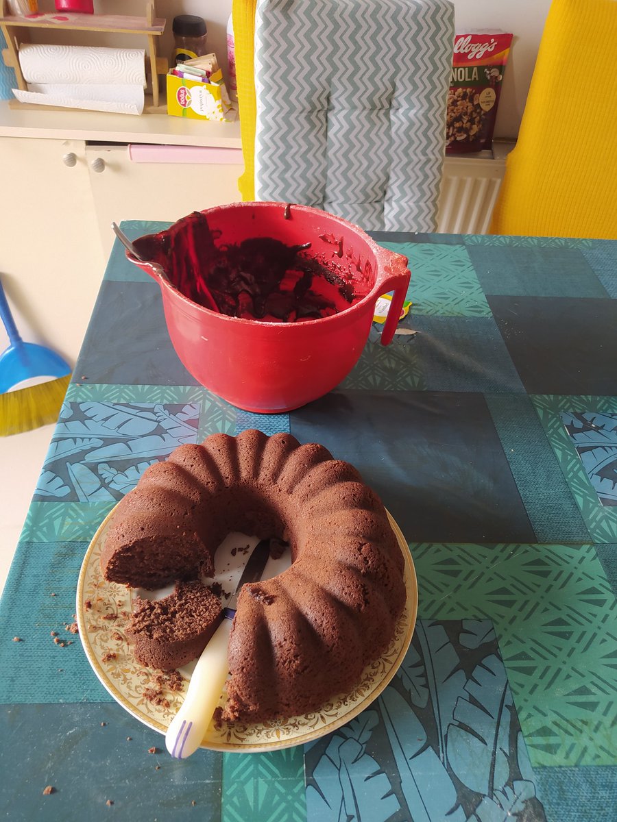 sevincozarslan's tweet photo. Bu sabah Ankara'da kızlarına kek yapan bir anne gözaltına alındı. Evleri darmadağın edildi. Üç çocuğun babası 6 yıldır zaten hapiste. Teyzeyi de götürmüşler. Onun da eşi 4 yıldır hapis. Bir oğlu var. Dram içinde dram, hangisini yazalım. @adalet_bakanlik 

İnsaniYardıma Operasyon https://t.co/e9VcgsqMC8