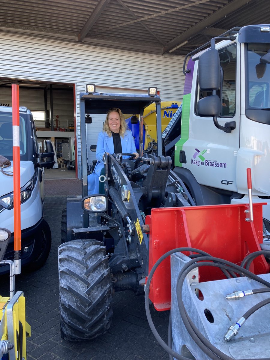 KaagenBraassem's tweet photo. Snertdag! De officiële opening van het winterseizoen. Alle strooiwagens zijn gecontroleerd en klaar om ingezet te worden wanneer dit nodig is. Dit was gelijk een mooi moment voor het college om eens een kijkje achter de schermen te nemen. Mooi team met mooie mensen. https://t.co/WOilVw5IPU