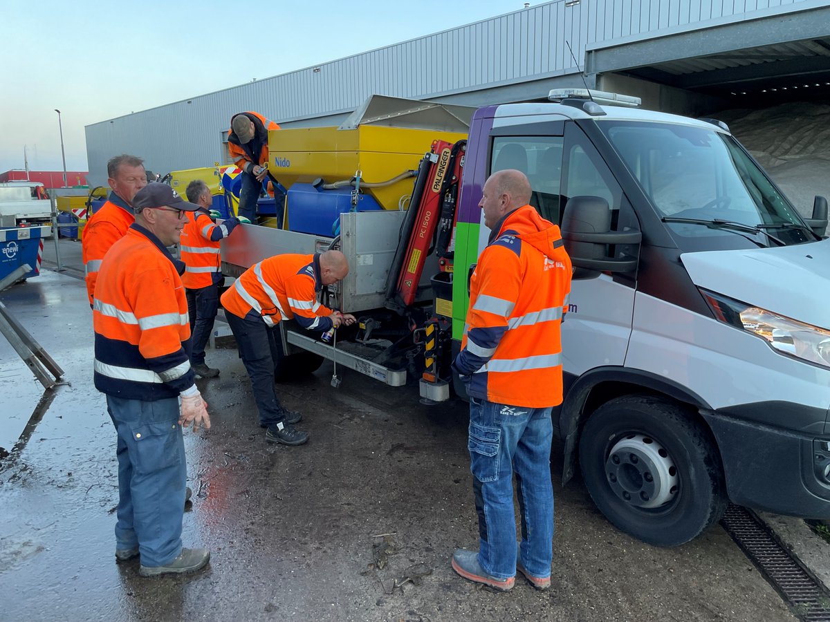 Snertdag! De officiële opening van het winterseizoen. Alle strooiwagens zijn gecontroleerd en klaar om ingezet te worden wanneer dit nodig is. Dit was gelijk een mooi moment voor het college om eens een kijkje achter de schermen te nemen. Mooi team met mooie mensen.