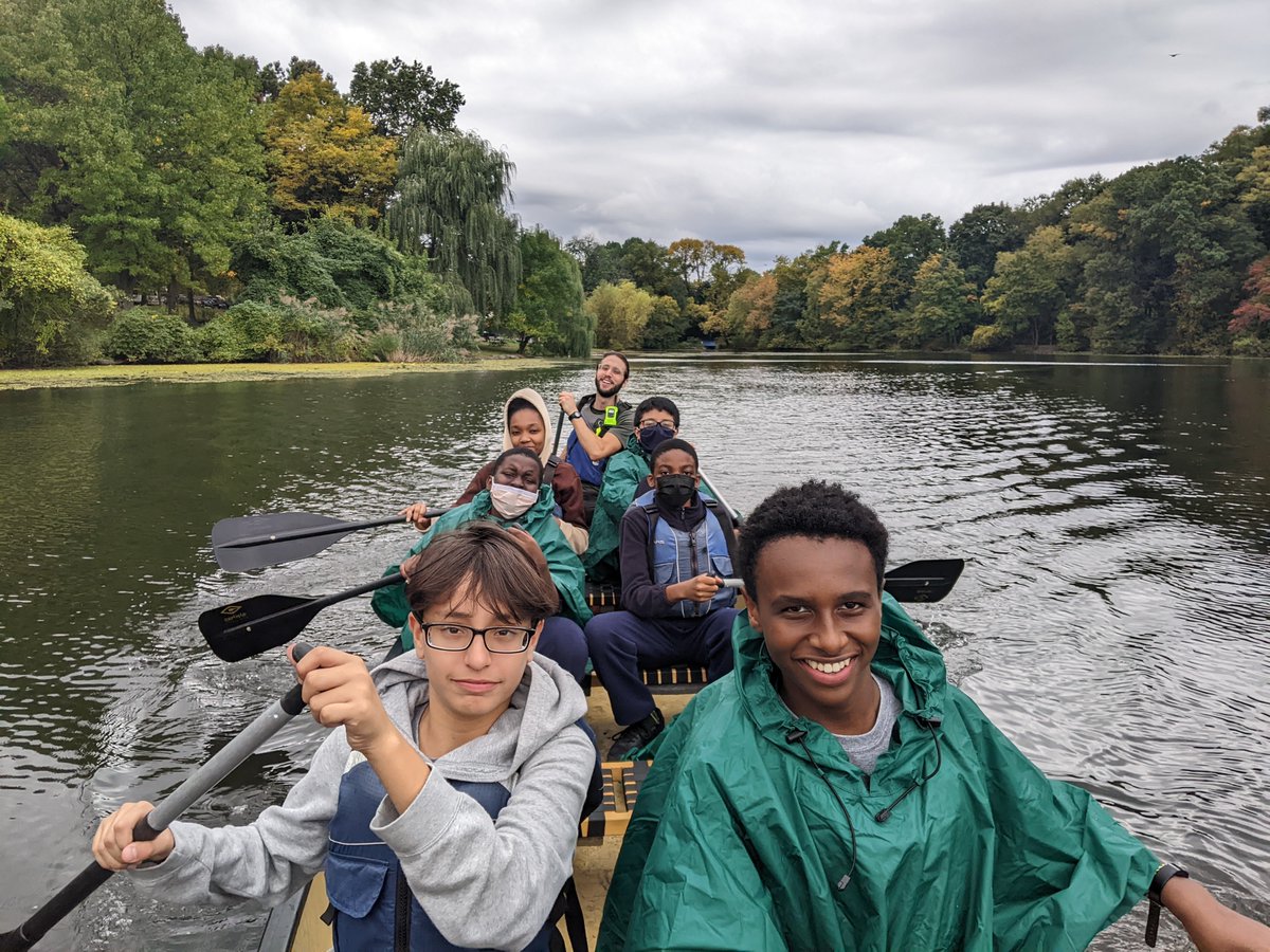 Continuing its travels across the East Coast, #Canoemobile was in New York paddling on the Harlem River w/500+ @NYCSchools students! Thanks to the many partners & supporters for helping bring Canoemobile to the Bronx. #FSUrbanConnections #EveryoneBelongs @usfs_r9 @NYstateparks